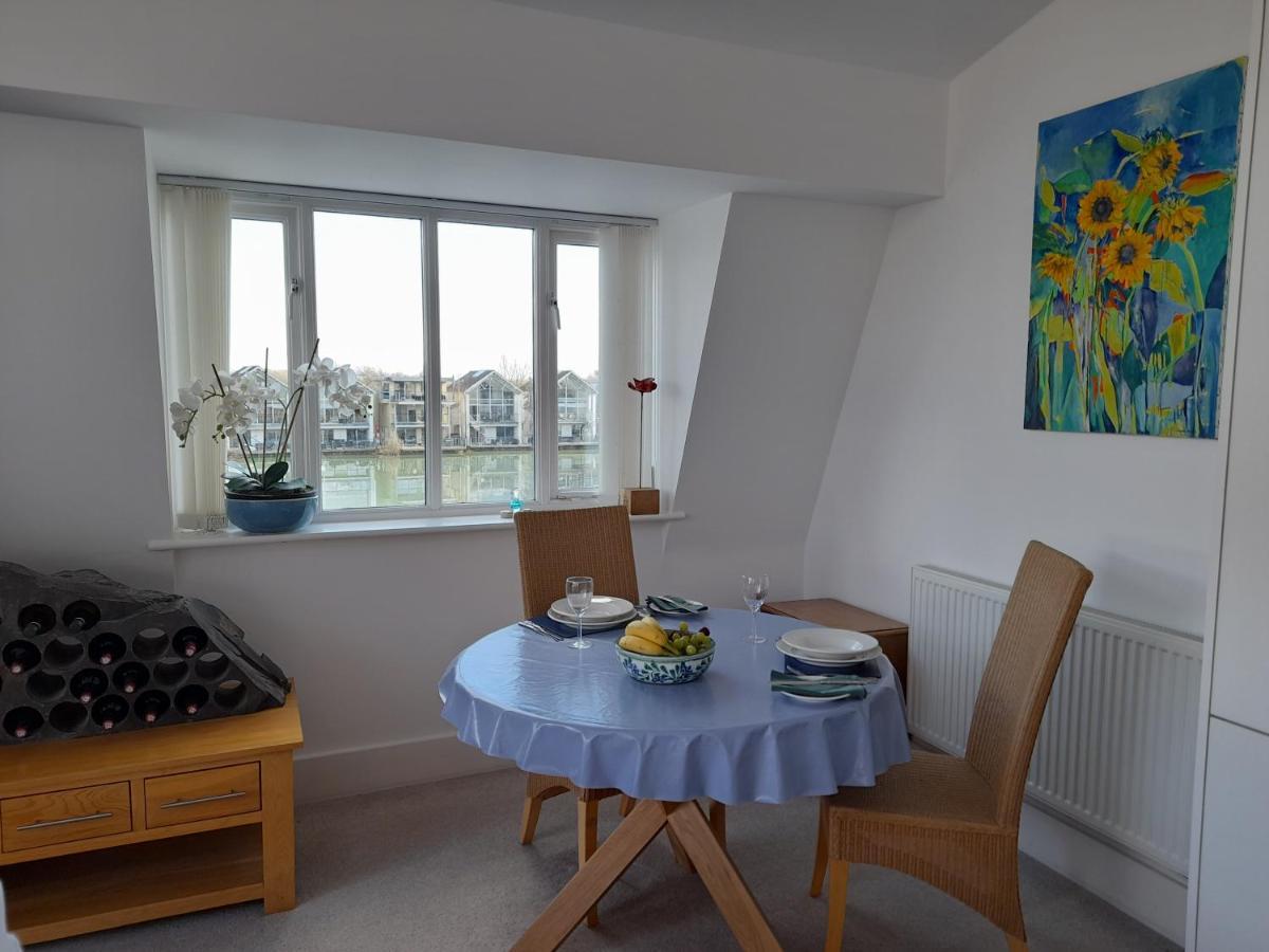 Crow'S Nest Penthouse Apartment With Free Spa Access Somerford Keynes Exterior foto