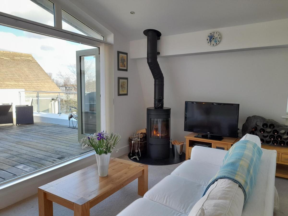 Crow'S Nest Penthouse Apartment With Free Spa Access Somerford Keynes Exterior foto
