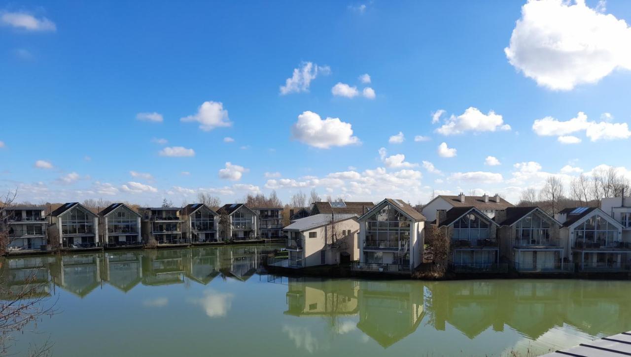 Crow'S Nest Penthouse Apartment With Free Spa Access Somerford Keynes Exterior foto