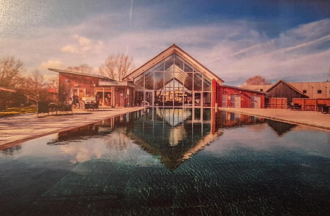 Crow'S Nest Penthouse Apartment With Free Spa Access Somerford Keynes Exterior foto
