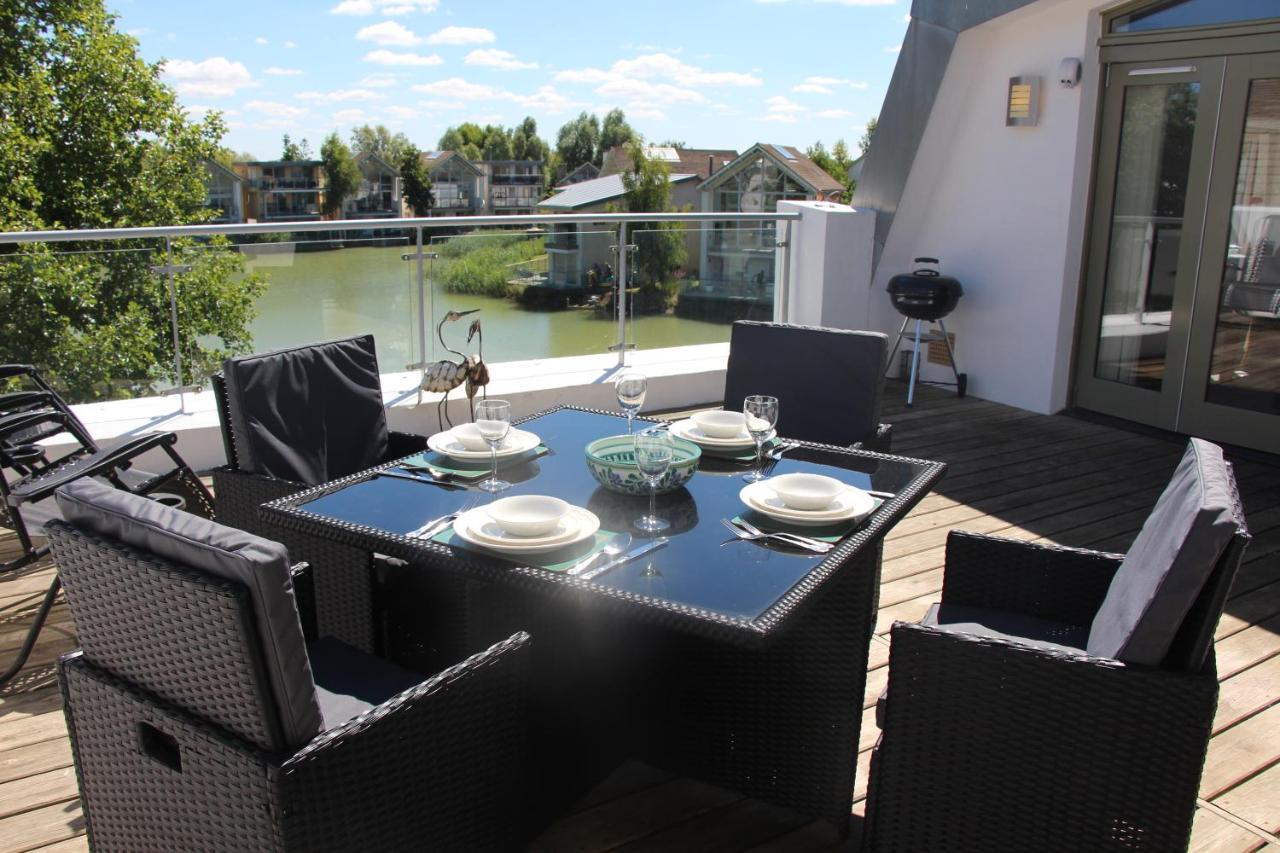 Crow'S Nest Penthouse Apartment With Free Spa Access Somerford Keynes Exterior foto