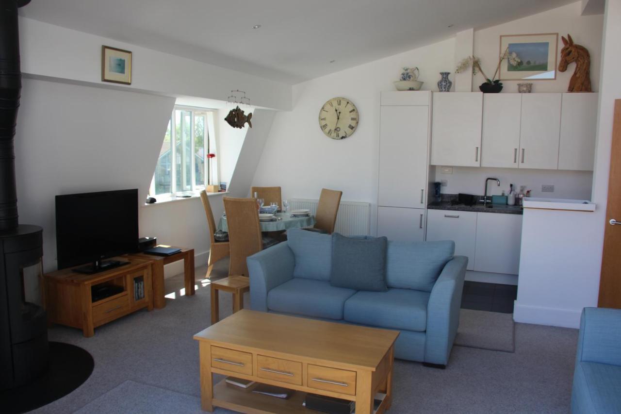 Crow'S Nest Penthouse Apartment With Free Spa Access Somerford Keynes Exterior foto