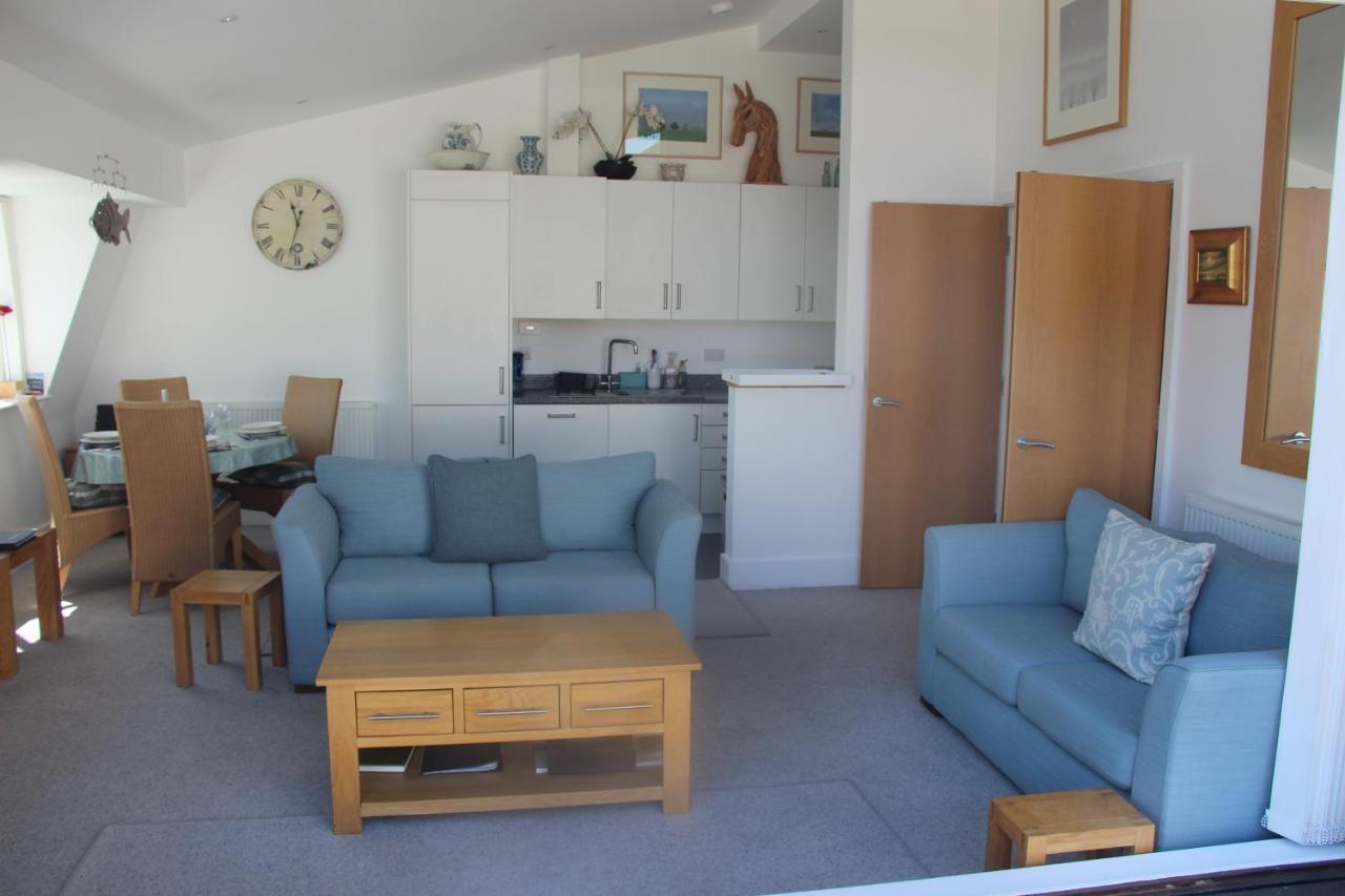 Crow'S Nest Penthouse Apartment With Free Spa Access Somerford Keynes Exterior foto