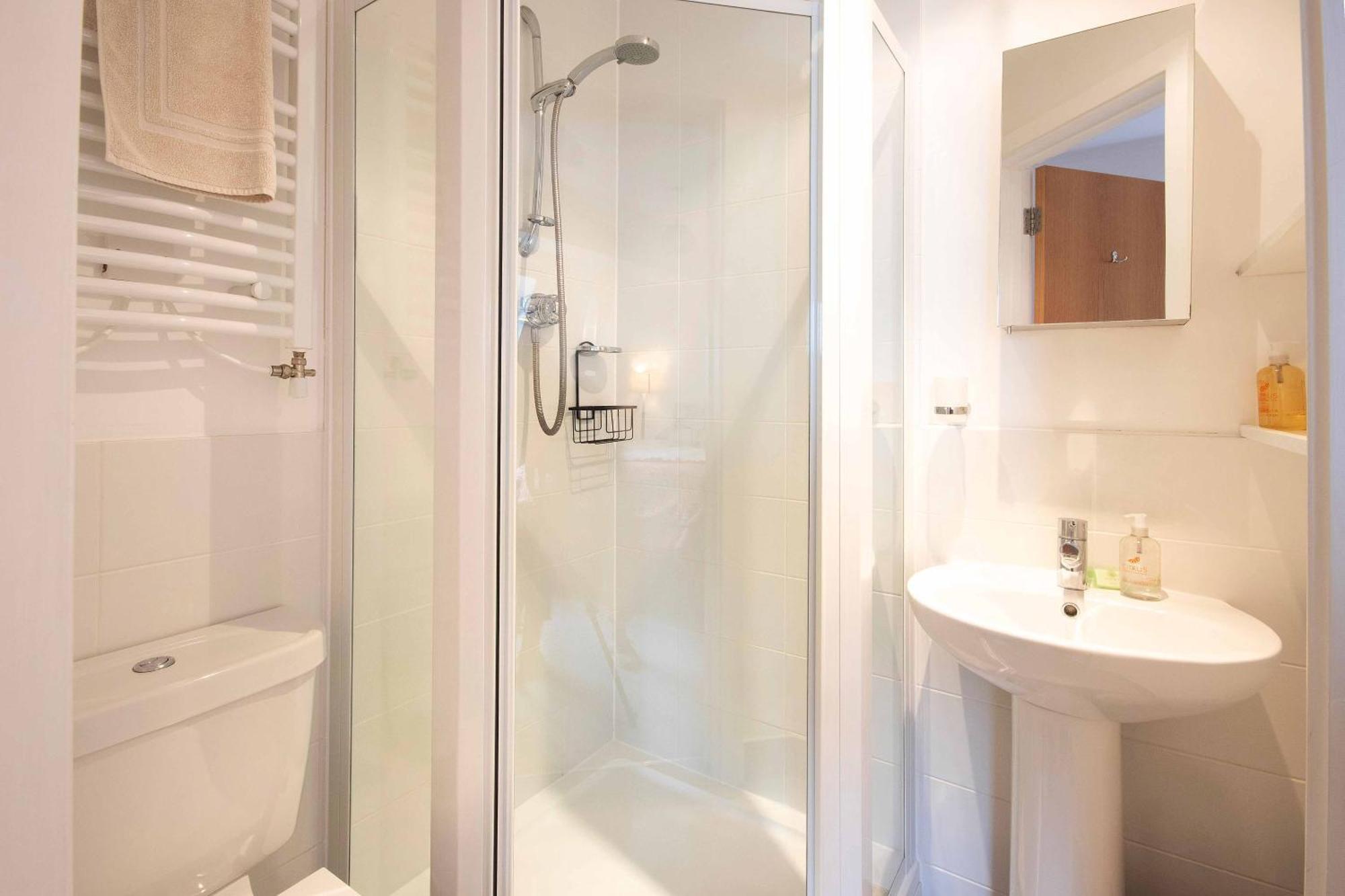 Crow'S Nest Penthouse Apartment With Free Spa Access Somerford Keynes Exterior foto