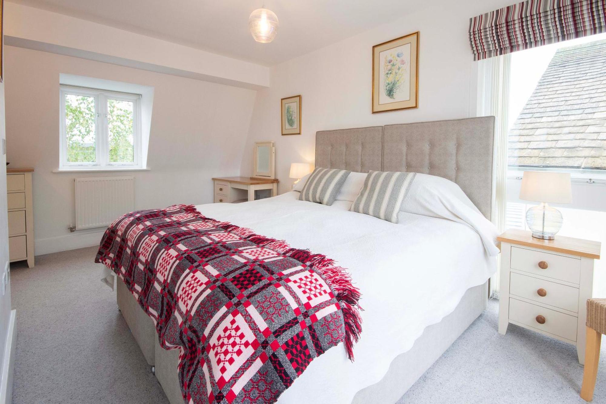 Crow'S Nest Penthouse Apartment With Free Spa Access Somerford Keynes Exterior foto