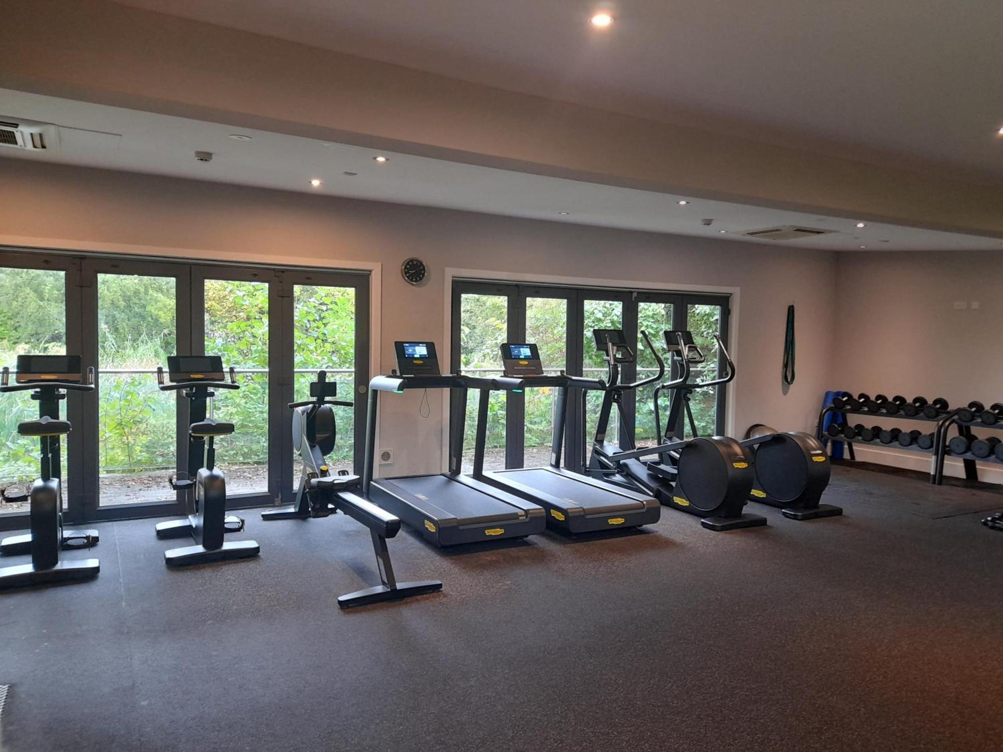Crow'S Nest Penthouse Apartment With Free Spa Access Somerford Keynes Exterior foto